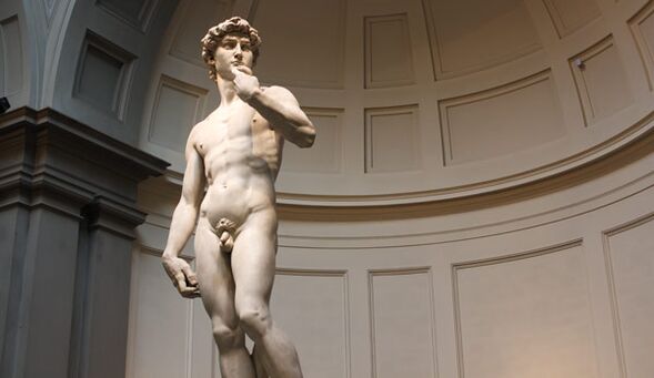 La escultura desnuda simboliza el agrandamiento del pene
