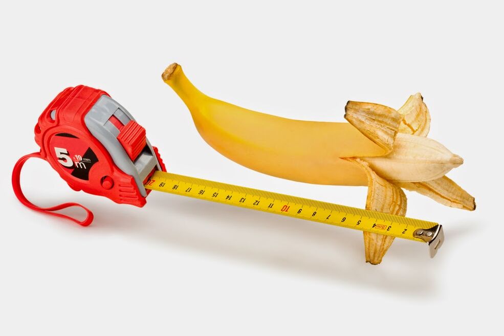 Medición de un pene antes de la ampliación usando un plátano como ejemplo